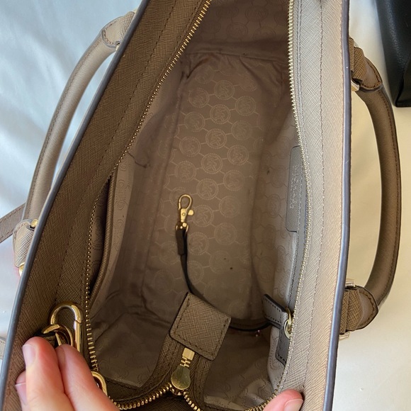 Michael Kors handbag (comes with strap, storage case & puff ball) - Picture 3 of 4